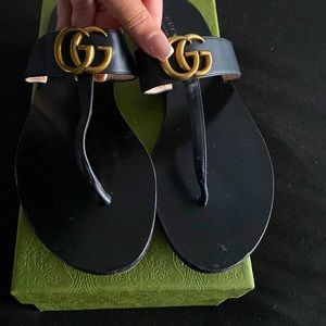 Gucci Leather thong sandal with Double G